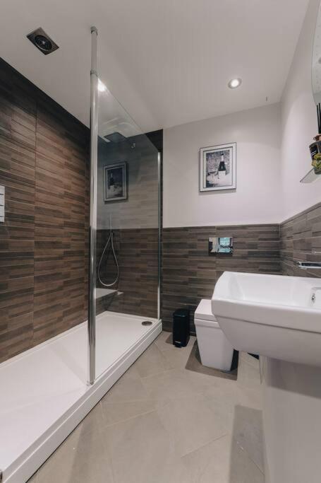 Апартаменты Penthouse Noir - Wyndale Living - Bham 2br